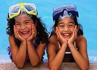 Εικόνα από δύο νεαρά κορίτσια χαχανητά από την πλευρά της πισίνας