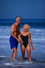 Εικόνα ζευγάρι ηλικιωμένων παίζει στην παραλία
