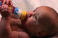 Εικόνα ενός σίτιση του μωρού ο ίδιος ένα μπουκάλι