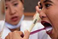 Εικόνα ενός οδοντιάτρου αναθέτοντας ένα νεαρό κορίτσι σε κατάλληλες τεχνικές βούρτσισμα των δοντιών