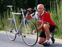 Εικόνα ενός ηλικιωμένου άνδρα προσαρμογή ελαστικών ποδηλάτων του