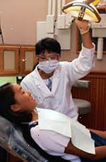 Εικόνα ενός νεαρού κοριτσιού κατά τη διάρκεια επίσκεψης στον οδοντίατρο της