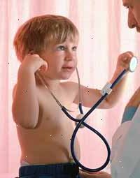 Εικόνα από ένα μικρό παιδί να ακούτε το γιατρό του