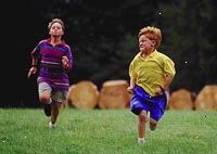 Εικόνα από δύο νεαρά αγόρια τρέχουν