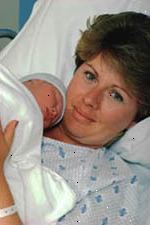 Εικόνα ενός νέου δεσμού μητέρας με το νεογέννητο της στο νοσοκομείο
