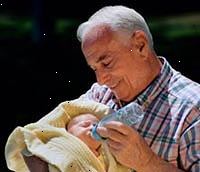 Εικόνα παππούς κρατώντας νεογέννητο εγγονό του, ταΐζετε ένα μπουκάλι