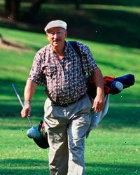 Εικόνα του ένας ηλικιωμένος άνδρας με μπαστούνια του γκολφ
