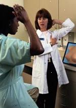 Εικόνα μιας γυναίκας γιατρού διδασκαλία ενός ασθενή πώς να εκτελέσει μια αυτο-εξέταση μαστού