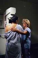 Εικόνα μεσήλικες γυναίκες να πάρει μια μαστογραφία