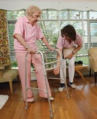Εικόνα της μια ηλικιωμένη γυναίκα με ένα περιπατητής κατά τη διάρκεια μιας συνεδρίας φυσικοθεραπεία