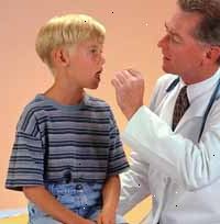 Εικόνα ενός γιατρού εξετάζοντας ένα νεαρό αγόρι