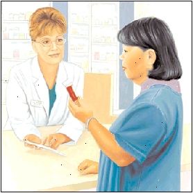 Γυναίκα μιλάει στο φαρμακοποιό στο μετρητή φαρμακείο.