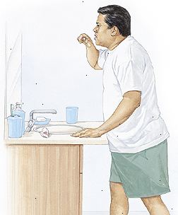 Ο άνθρωπος στέκεται στο νεροχύτη βούρτσισμα των δοντιών με την πλάτη ίσια, λυγίζοντας ελαφρά σε γοφούς.
