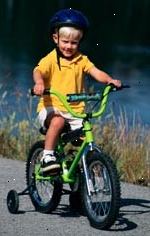 Εικόνα νεαρό αγόρι, με ένα κράνος, ποδήλατο
