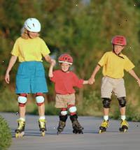 Εικόνα μιας οικογένειας, φορώντας κράνη, rollerblading