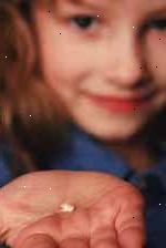 Εικόνα ενός νεαρού κοριτσιού που κατέχουν ένα δόντι