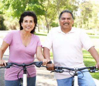 Αρχαιότερος, ζευγάρι με τα ποδήλατα, την άσκηση, υγιεινό τρόπο ζωής
