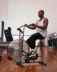 Εικόνα ενός ανθρώπου άσκηση σε στατικό ποδήλατο