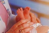 Εικόνα από μια νοσοκόμα εξετάζοντας ένα νεογέννητο
