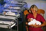 Εικόνα από μια νοσοκόμα που κατέχουν ένα μωρό στο φυτώριο νοσοκομείο