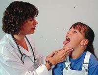 Εικόνα μια γυναίκα γιατρός εξετάζει μια νεαρή κοπέλα